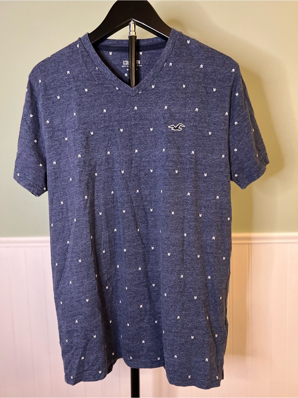 Hollister Heather Navy Micro-Print Cotton V-Neck Must Have Collection Tee.size M